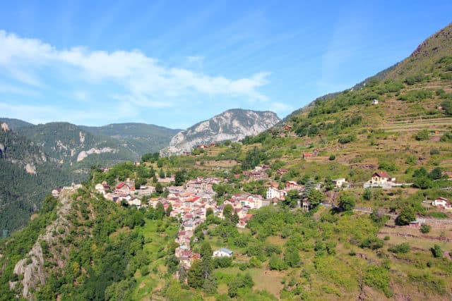 vue aerienne clocher village metropole