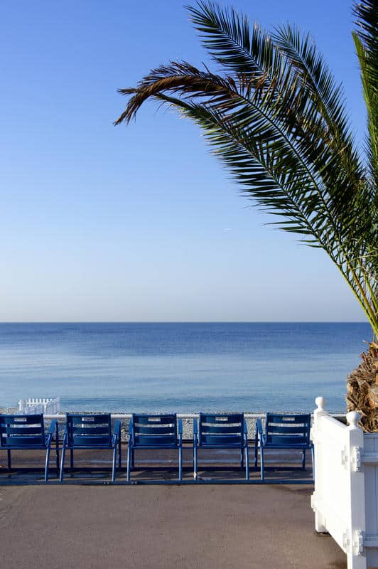 Chaises Bleues emblématiques du bord de mer de Nice