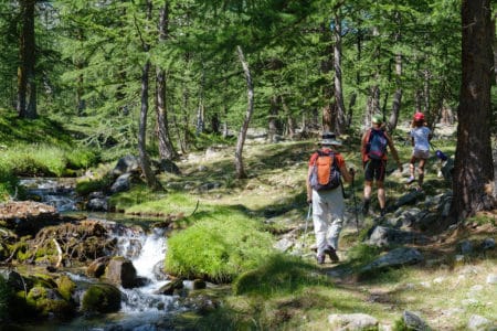 Personnes en randonnée à Nice Côte d'Azur.